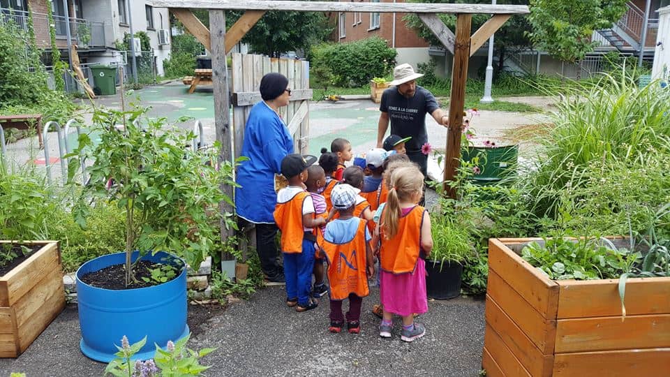 Enfants qui en apprennent sur les plantes dans un CPE communautaire