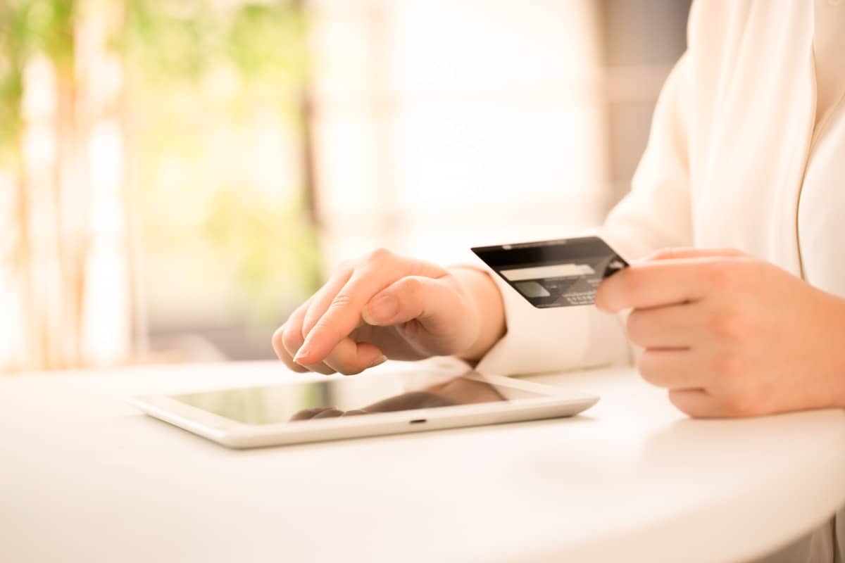 Personne payant par carte de crédit en ligne